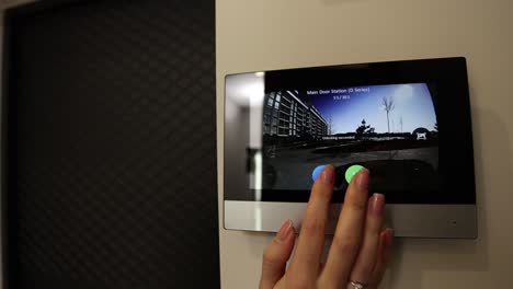 sistema de intercomunicación de puerta moderno con vista exterior