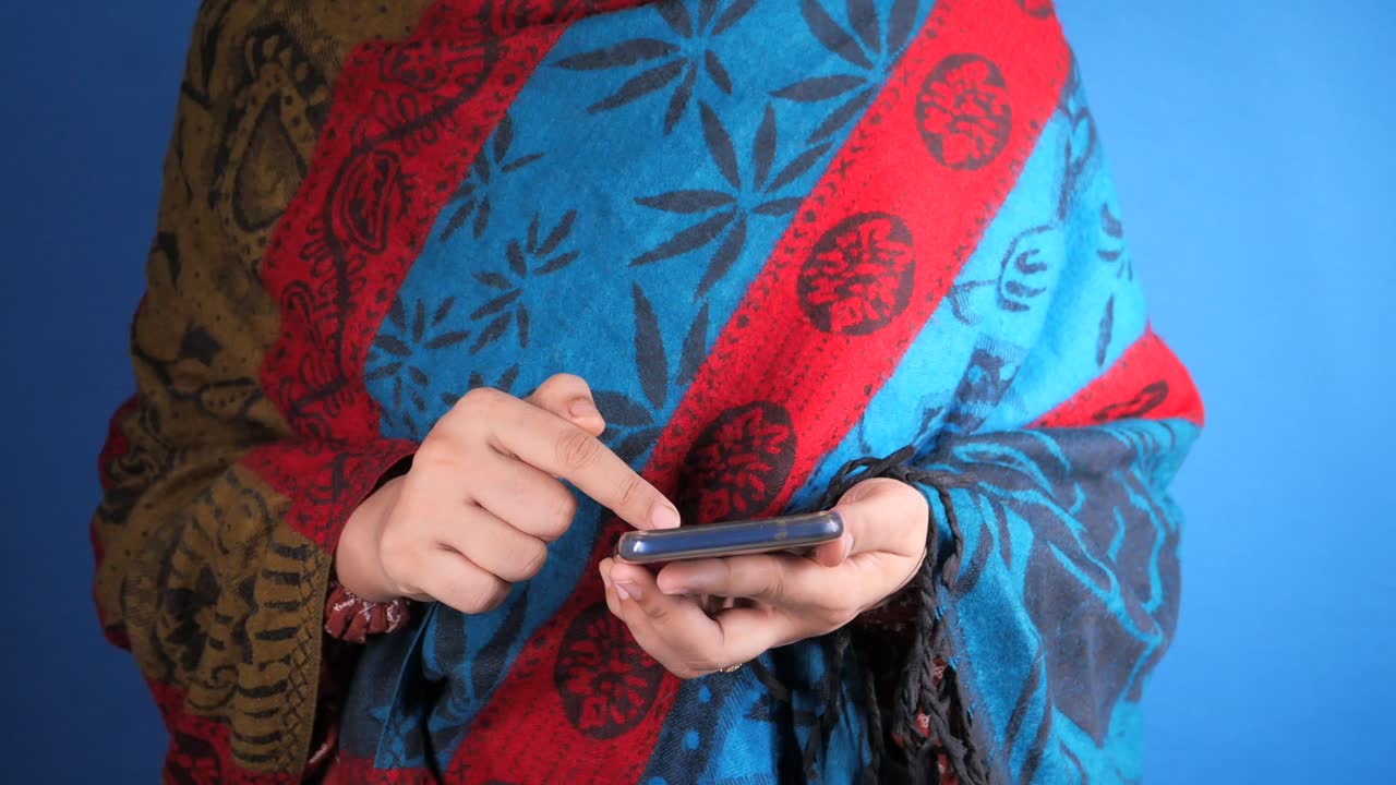 mujer usando teléfono móvil