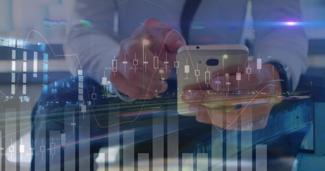 Animazione di elaborazione dati finanziari su uomo d'affari caucasico che usa smartphone