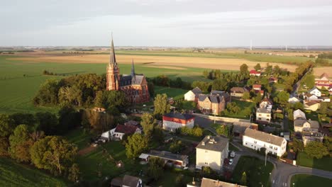 opava-bezirk, tschechische republik - der anblick der jana krtitele-kirche und der umliegenden landschaft im dorf sudice - orbital-dron-aufnahme