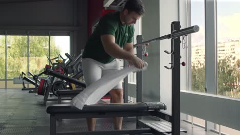 hombre preparándose para un entrenamiento en el gimnasio