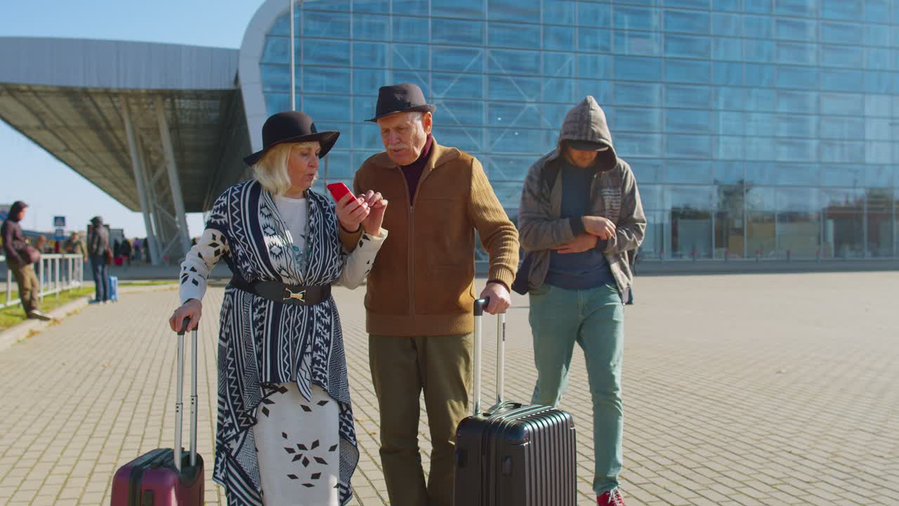 도 ⁇ 이 돈을  ⁇ 치는 돈 달러 현금 노인 부부의 주머니에서 공항 근처의 은퇴자 관광객