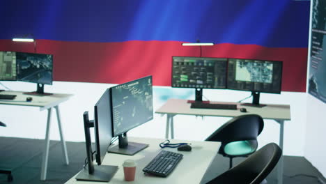 centro de mando ruso vacío usando equipo de alta tecnología para difundir desinformación