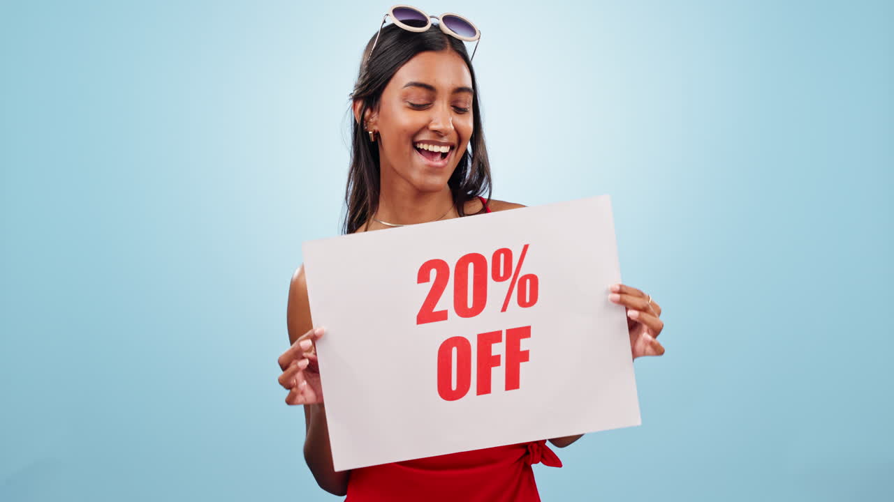 mujer, cartel y porcentaje de venta en el estudio