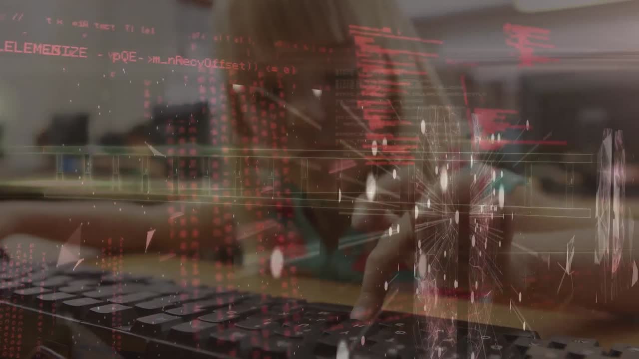 animación de procesamiento de datos sobre una niña caucásica que usa computadora en la escuela