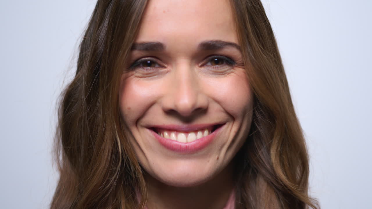 mujer alegre haciendo caras divertidas en el estudio. chica juguetona sonriendo a la cámara
