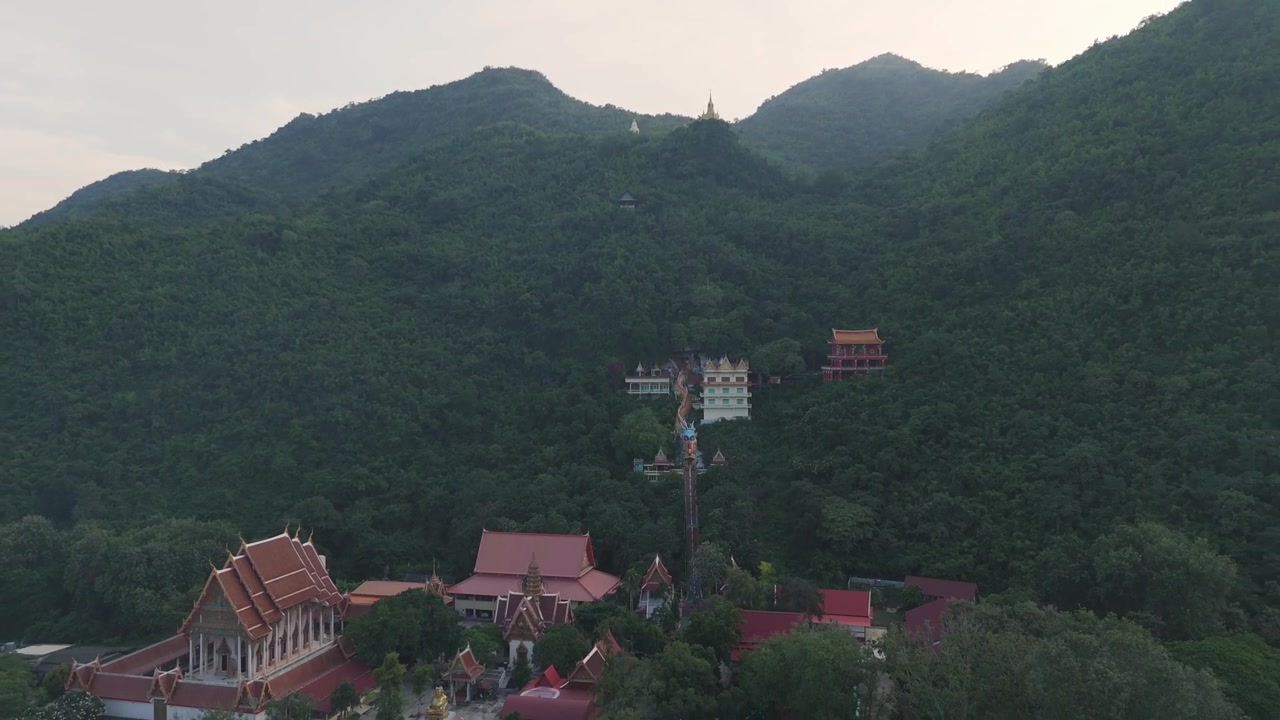 Drone hé lộ ngôi đền Wat Ban Tham ẩn mình trong thung lũng núi ở Kanchanaburi, Thái Lan.