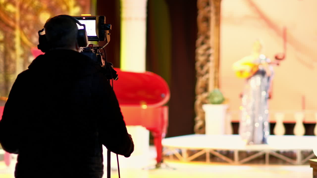 Uomo che filma con una fotocamera professionale nel backstage di un set televisivo