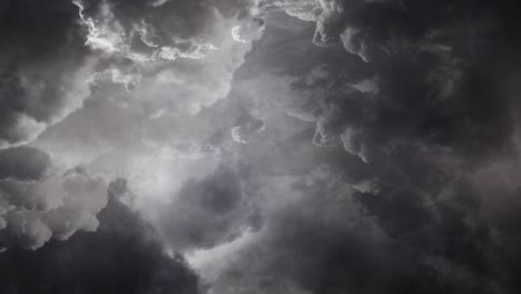 vista de nubes oscuras y una tormenta antes de la lluvia 4k