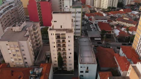 una revelación urbana como un drone revela un paisaje urbano bullicioso, capturando la esencia de la vida de la ciudad en un día típico