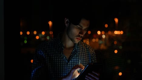 ejecutivo masculino usando tableta digital 4k