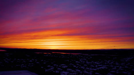 Vista-Aérea-De-Una-Puesta-De-Sol-De-Invierno-Vibrante-Y-Colorida