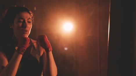 mujer boxeadora golpea los guantes de su entrenador y esquiva sus golpes 4