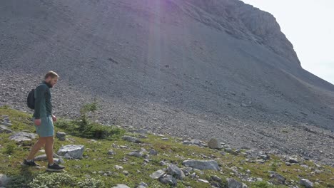 Schwenk-Zum-Wanderer,-Der-Den-Berg-Hinuntergeht,-Sonneneruption,-Rockies,-Kananaskis,-Alberta,-Kanada