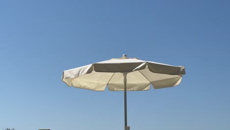 Weißer-Sonnenschirm-Am-Strand