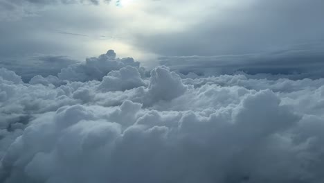 Vista-Aérea-Tomada-Desde-Una-Cabina-De-Reacción-De-Algunos-Cúmulos-Laterales-Laterales-Con-Un-Bonito-Cielo-Vespertino