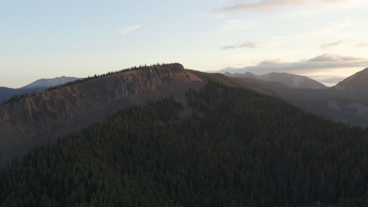 bosques de pinos cuesta arriba místicos en el monte rainier washington estados unidos antena