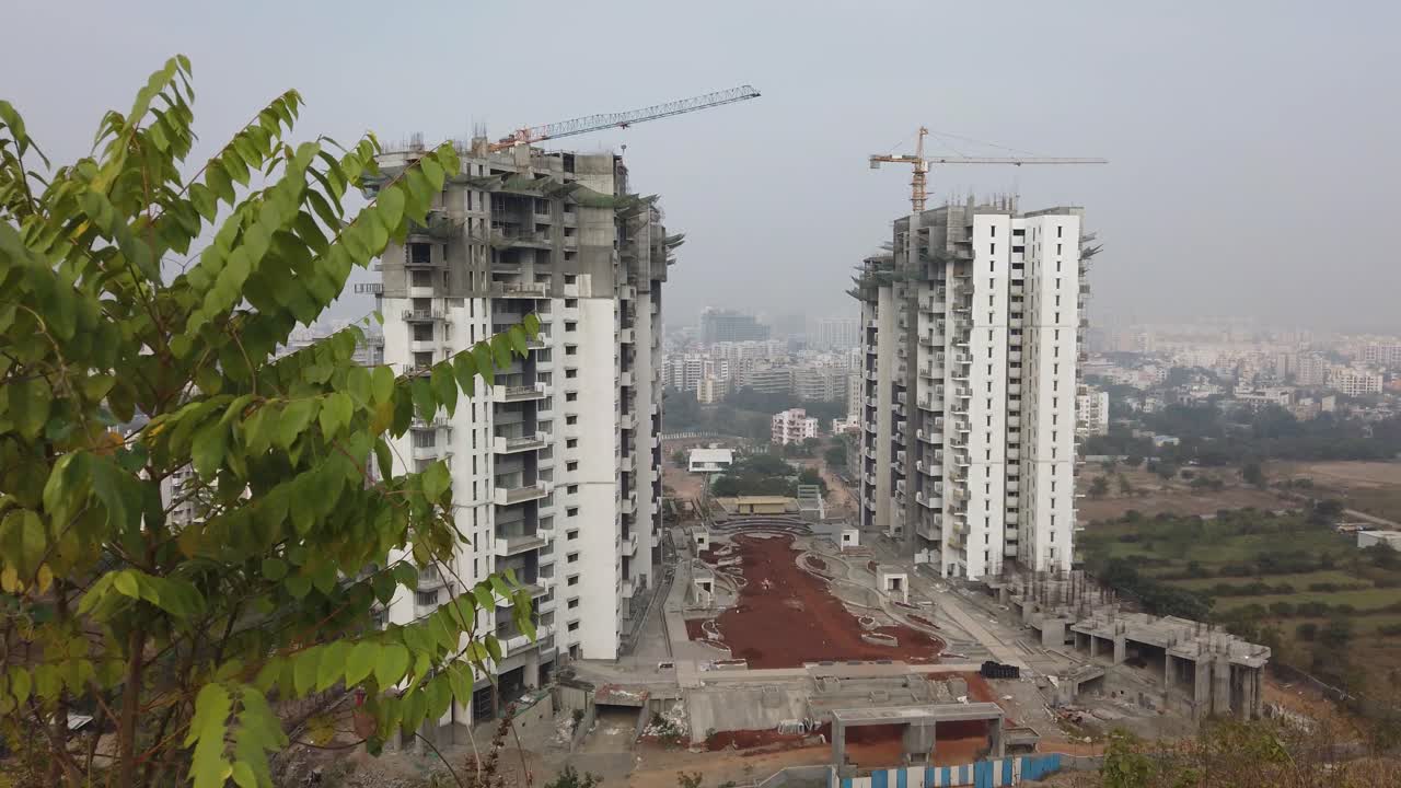 edificios de apartamentos residenciales y casas en una ciudad - bienes raíces y propiedades en pune - la mejor ciudad para vivir en india vista desde la cima de una colina