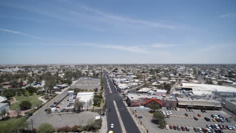 Vista-De-Un-Dron-Descendiendo-En-Medio-De-La-Ciudad