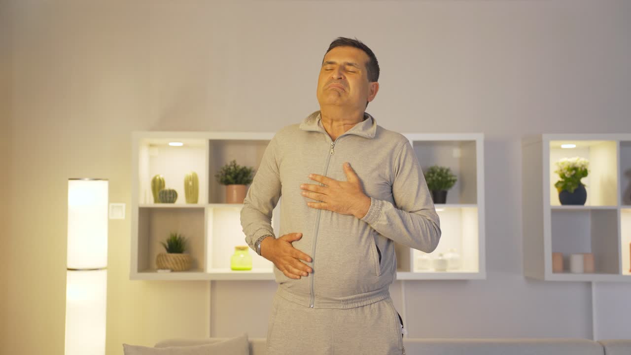 el hombre con dificultad para respirar está respirando duro.