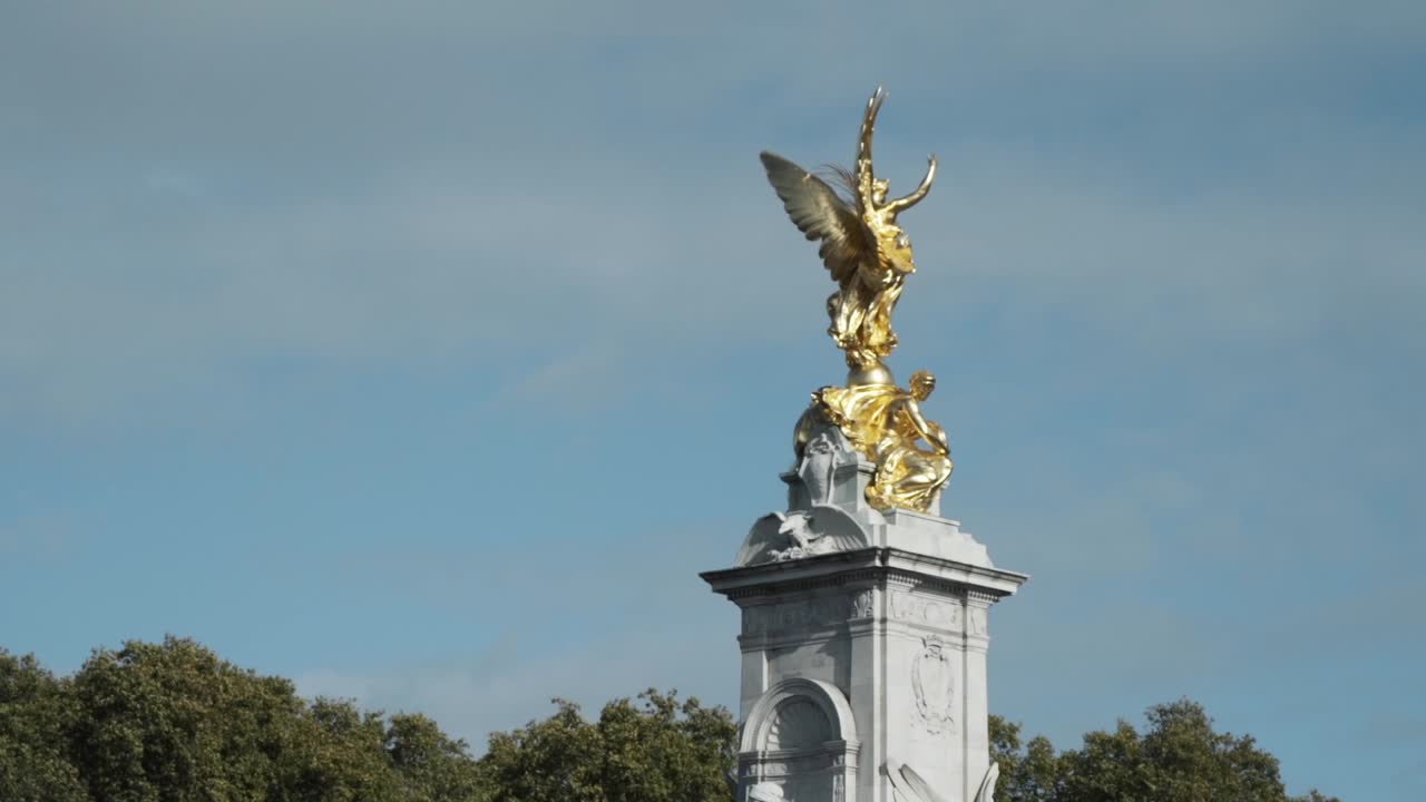 el monumento a victoria, en londres.