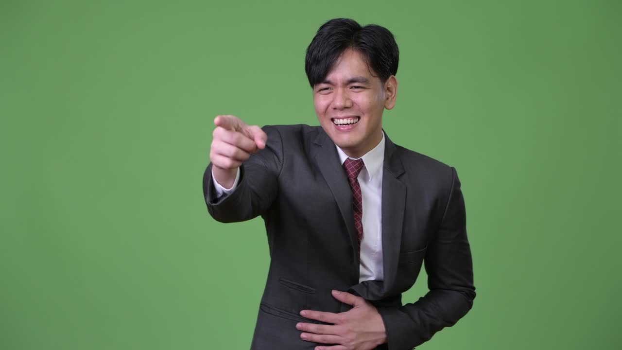 젊은 잘생긴 아시아 사업가 웃음