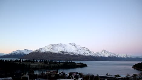 Queenstown,-Nueva-Zelanda,-Amanecer-De-Invierno,-Paneo-De-Izquierda-A-Derecha