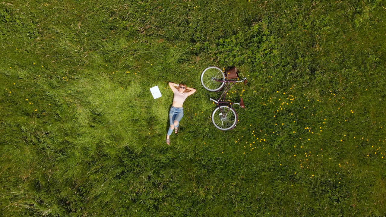 녹색 에서 휴식을 취하는 젊은 여성 4k