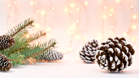 decoración de fondo blanco para navidad con ramas de abeto y conos. stop motion