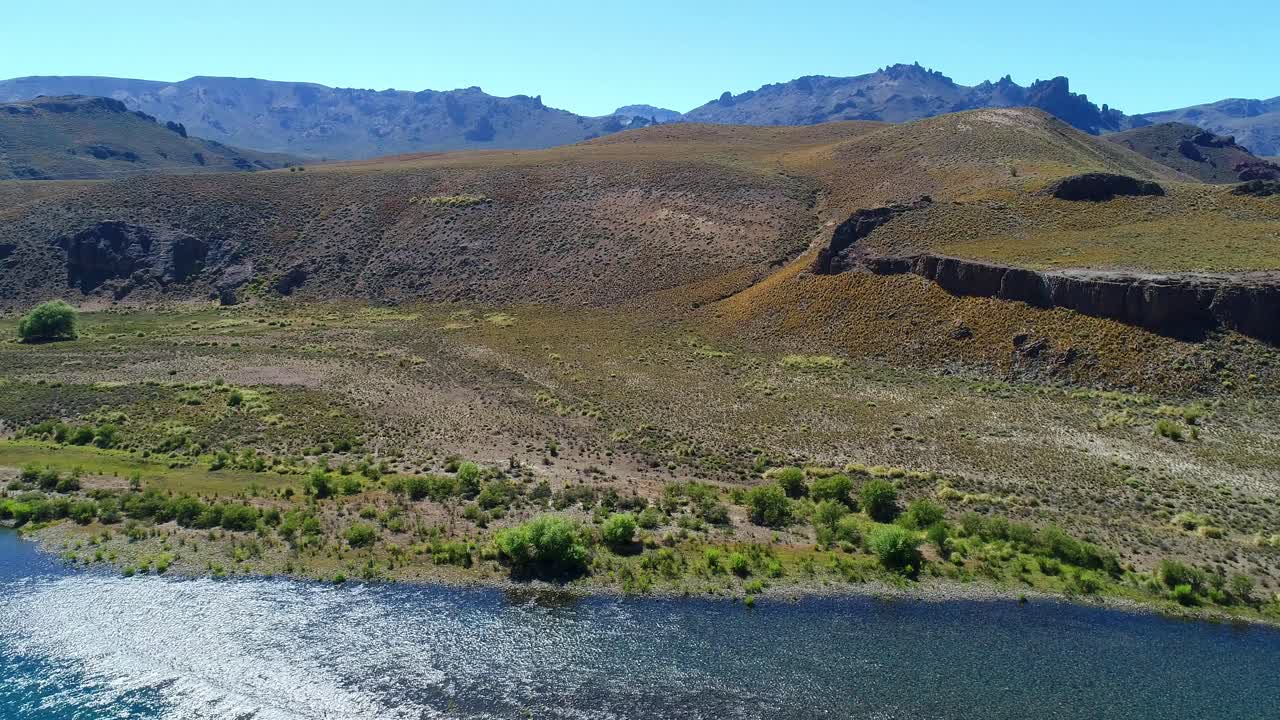 río en el norte de la patagonia rodeado de desierto-1