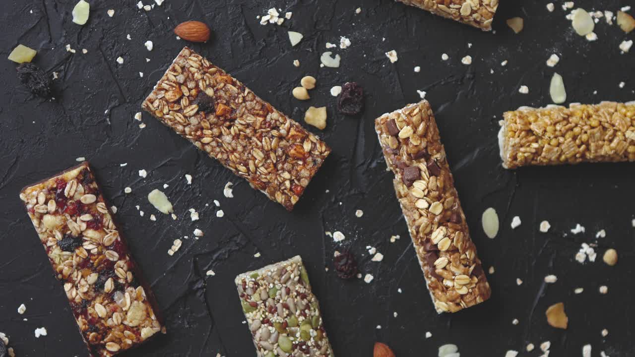 혼합 견과 씨앗 말린 과일을 곁들인 홈메이드 글루텐 프리 그래놀라 바