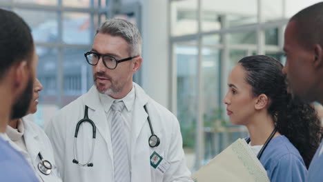 trabajo en equipo, enfermeras o médicos en una discusión