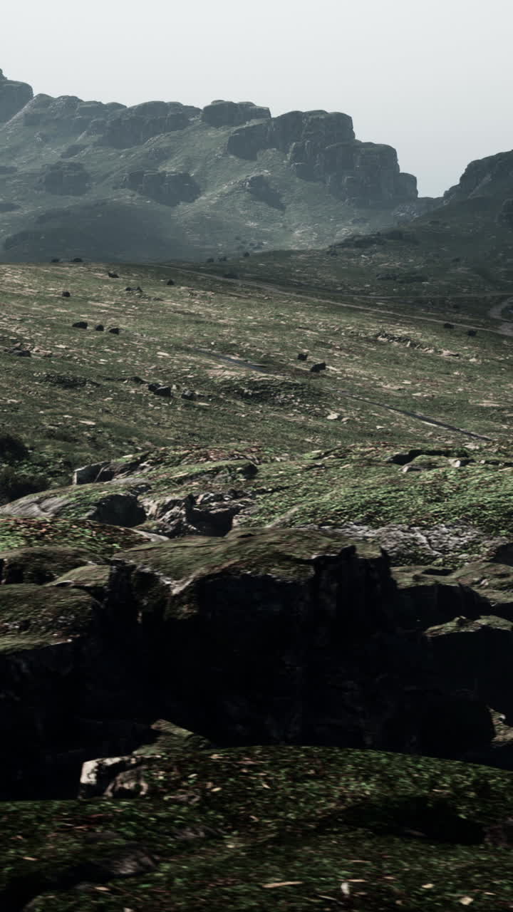 impresionante paisaje de montaña con hierba verde