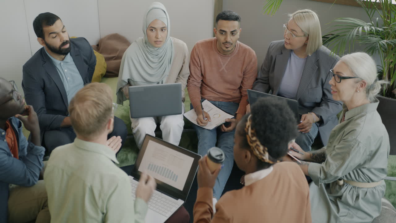 equipo diverso en una reunión