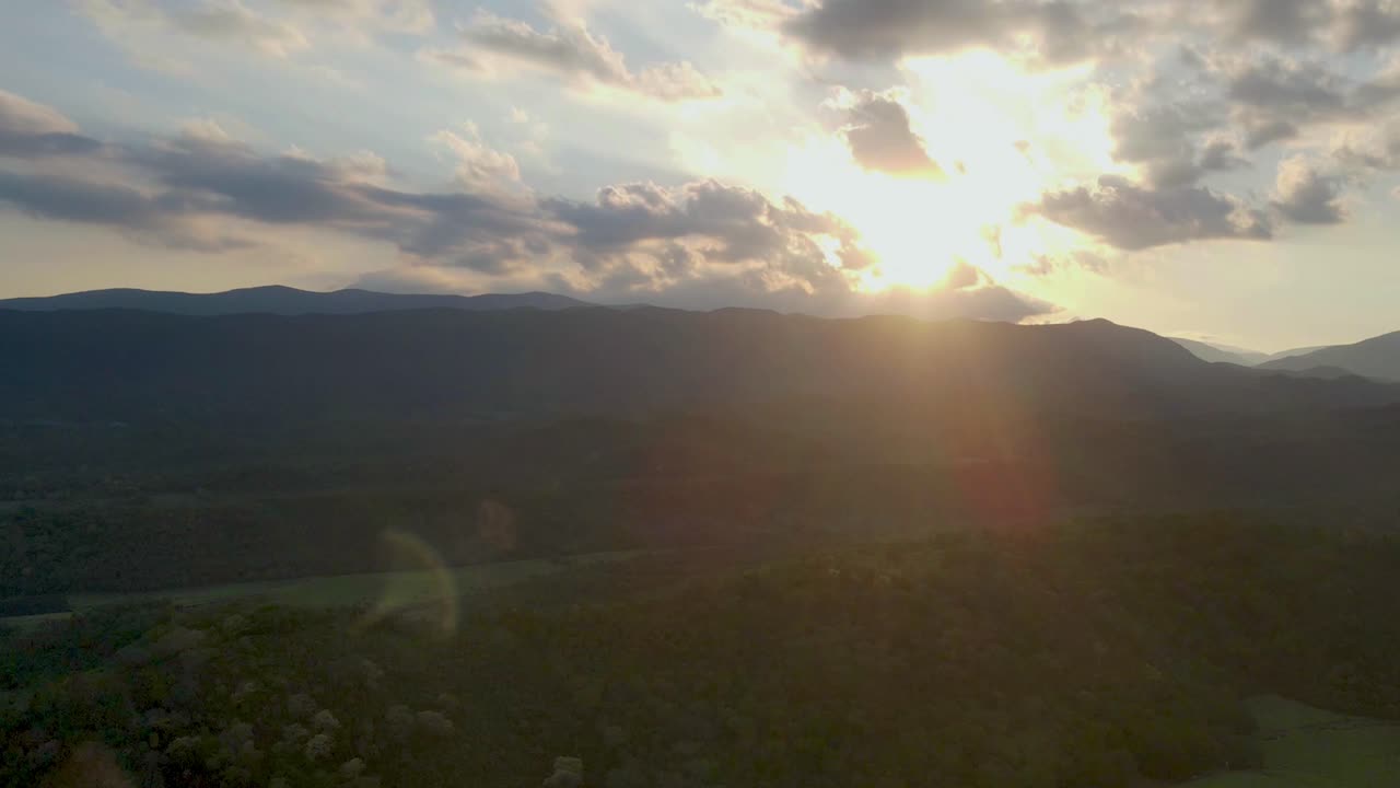 amanecer de méxico sobre montañas timelapse con nubes moviéndose en el cielo