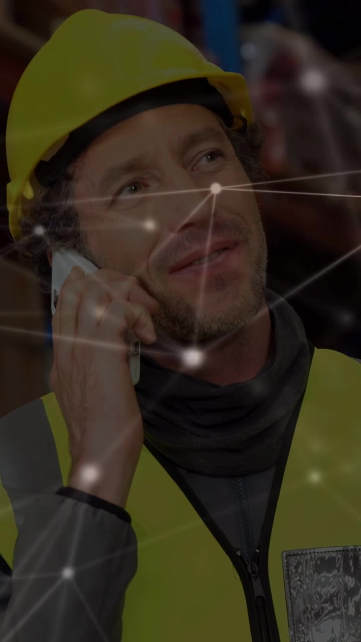 Video verticale: Mano che porta il telefono all'orecchio, un lavoratore che risponde a una chiamata gestendo il magazzino sotto un'interfaccia.