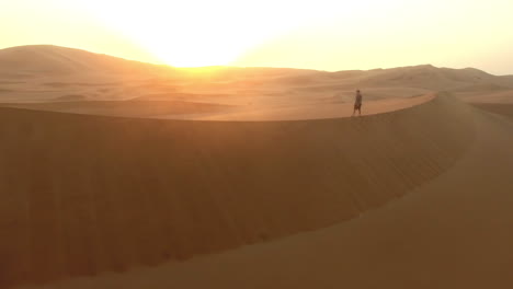 caminando al amanecer sobre el desierto