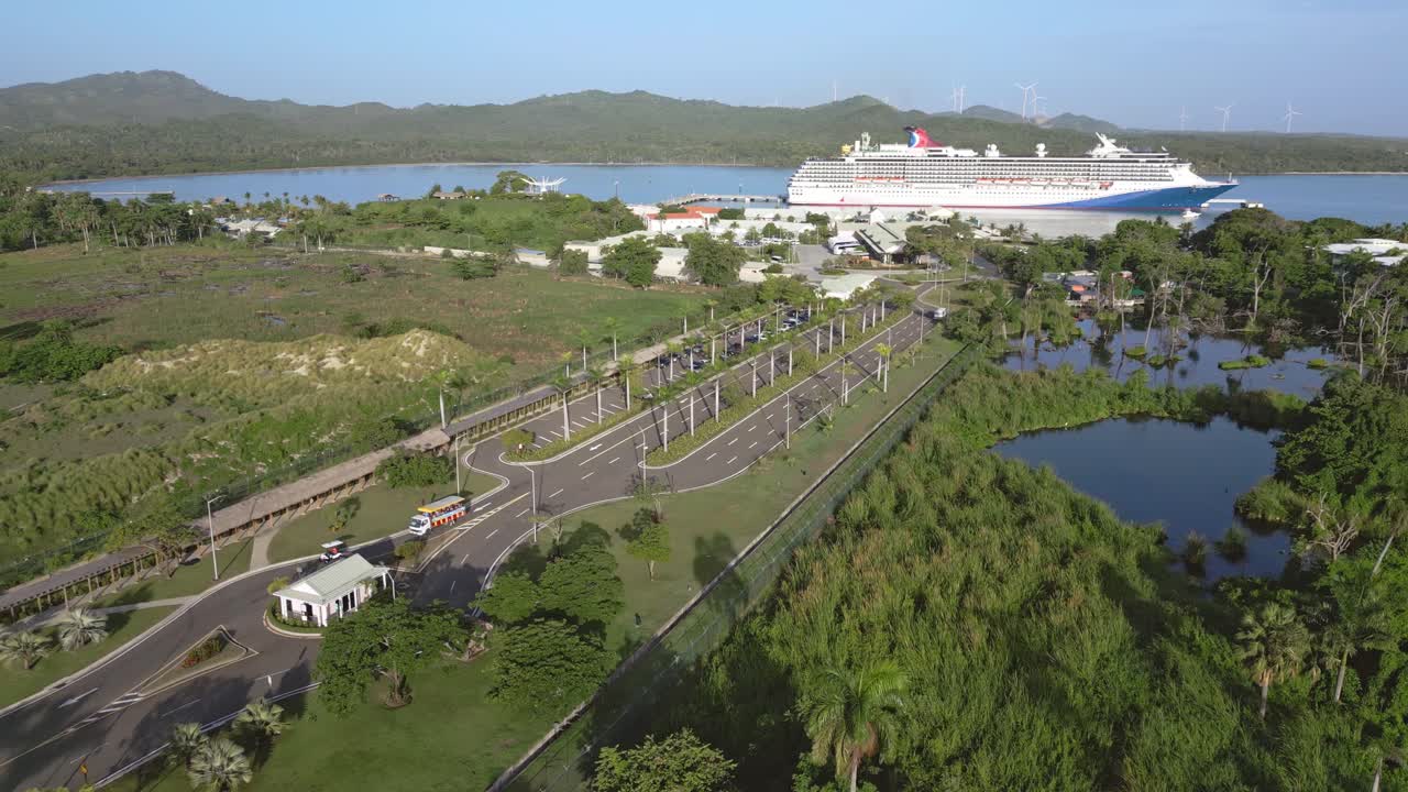 푸에르토 플라타, 스페인 - 배경에 주차 유람선이 있는 앰버 코브 크루즈 공원 터미널 입구의 공중 전망