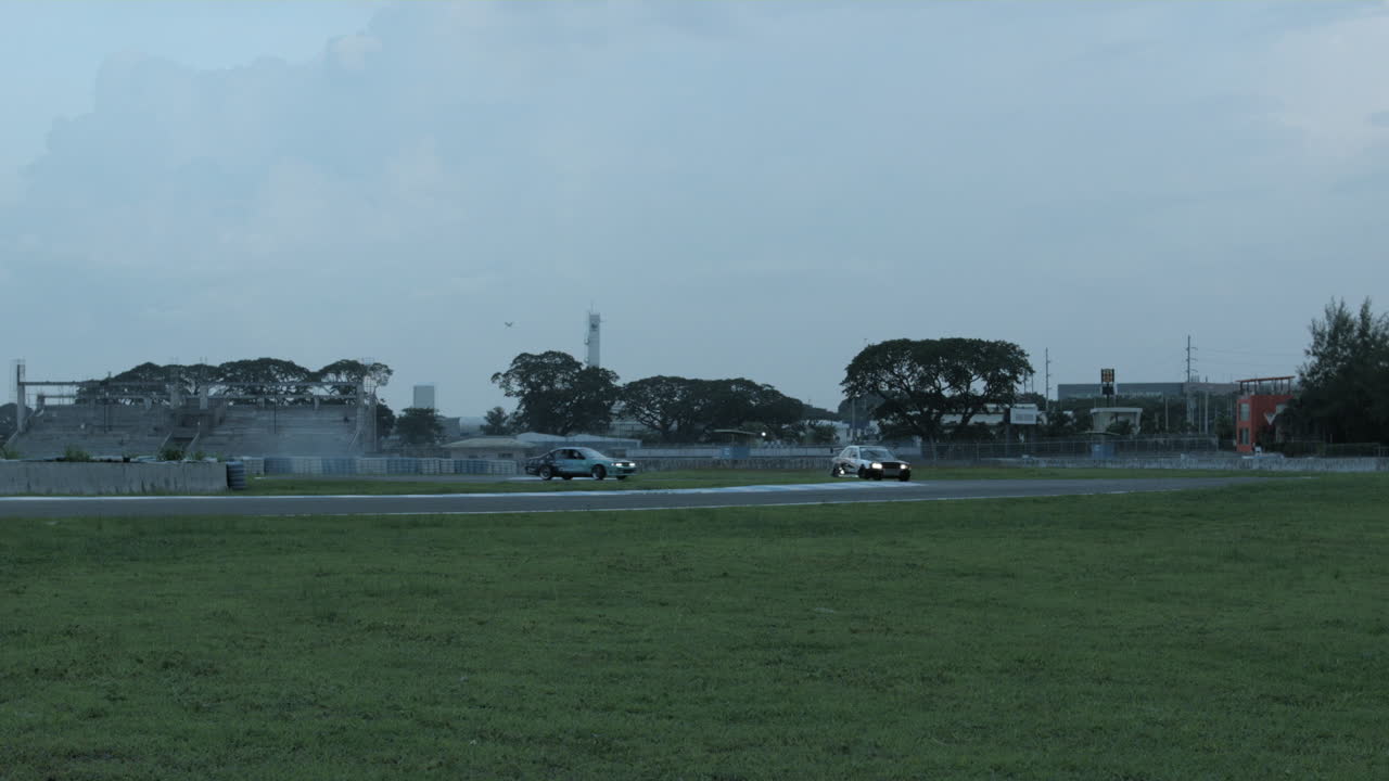 coches de carreras a la deriva en una pista en un parque de deportes de motor