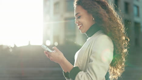 Ciudad,-Feliz-Y-Mujer-Con-Un-Teléfono-Inteligente