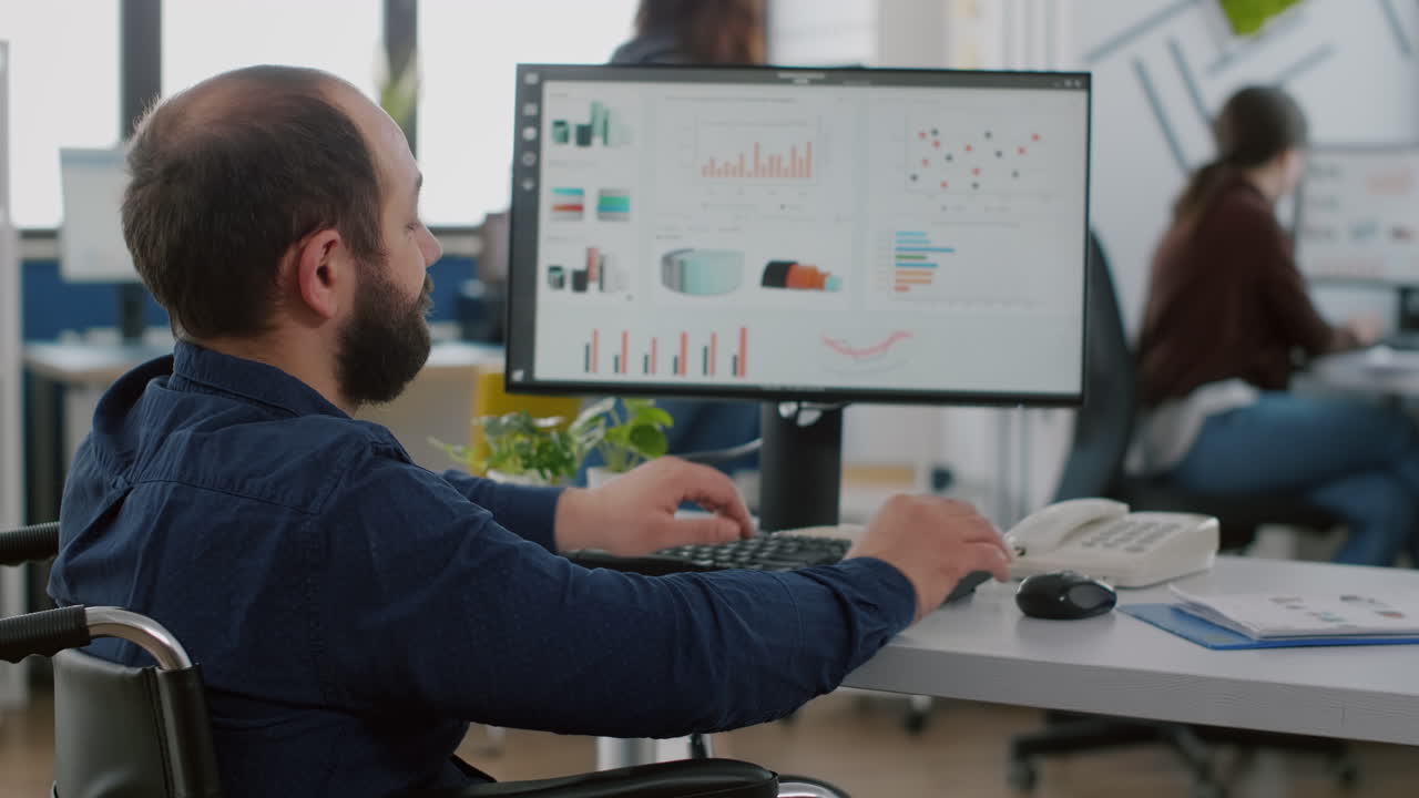 gerente de proyecto inválido discapacitado hablando por teléfono con un colega