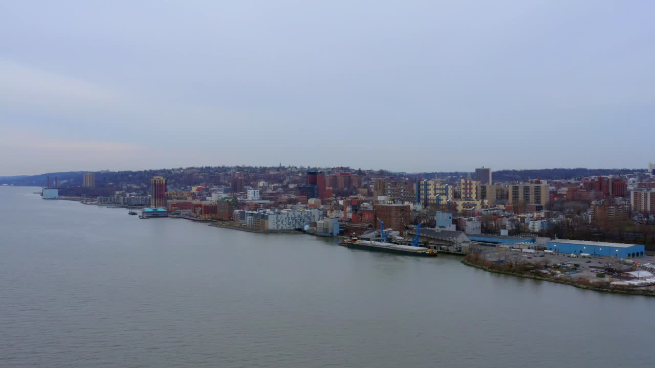 vista aérea delantera de la ciudad de yonkers desde el río hudson.