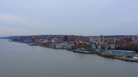 vista aérea delantera de la ciudad de yonkers desde el río hudson.