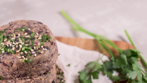 hamburguesa vegetal cruda con frijoles negros