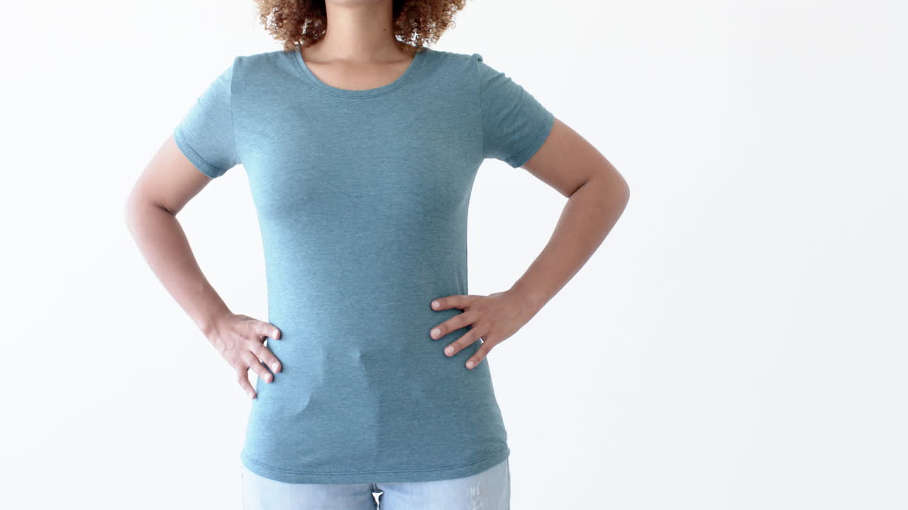 Mezzo busto di donna afroamericana con maglietta blu e spazio per il testo su sfondo bianco.