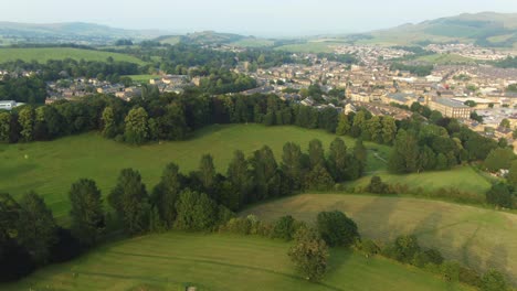 Drohnenansicht-Des-Aireville-Parks-In-Skipton-England-Bei-Sonnenuntergang-Mit-Großem-Leeren-Park