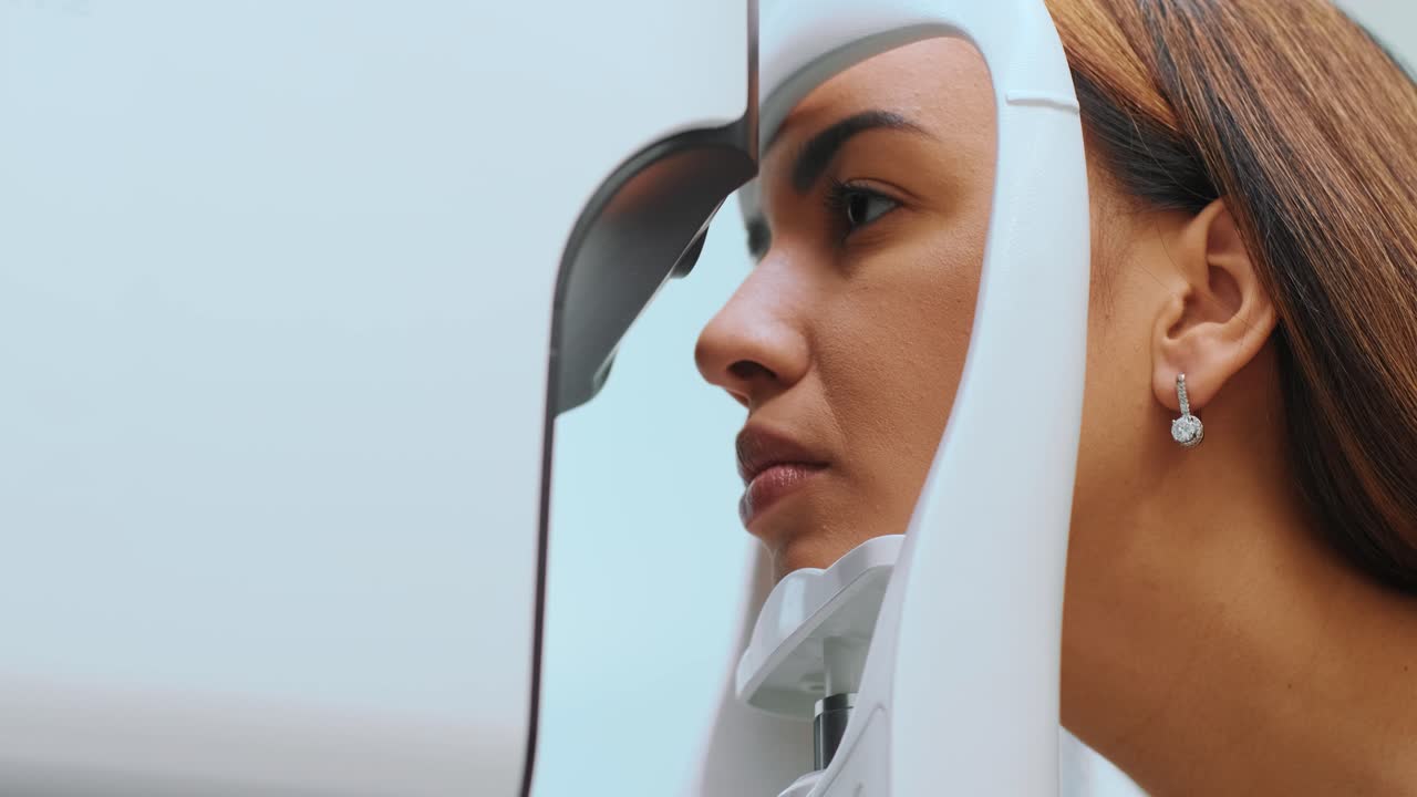 시력 검사. 눈 검사 장비. 시력이 좋지 않은. 안과 의학에 대한 의료 장비. 안과