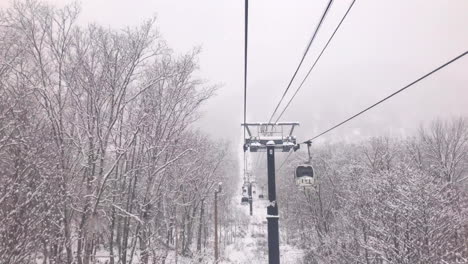 Kabel-Skilift-Im-Skigebiet-Niseko,-Hokkaido,-Japan