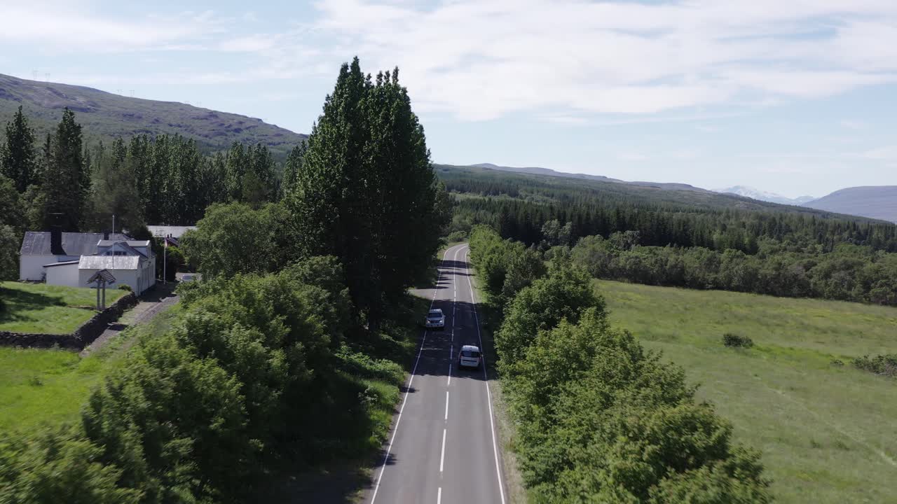 Auto viaggia su una strada rurale in Islanda, veicolo sulla strada diretto alla foresta di Hallormsstaður