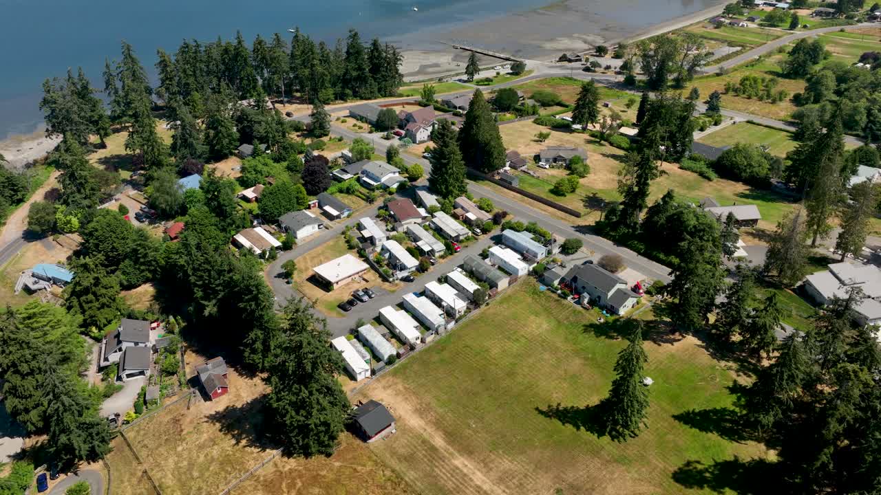 vista aérea alta del parque de casas móviles cerca del océano en freeland, wa